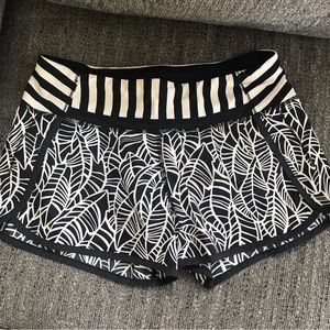 Lululemon 6 Run Times B&W running shorts liner